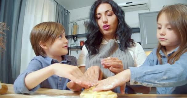 Glückliche Familie Bereitet Teig Für Plätzchen Vor Zwei Süße Kinder — Stockvideo