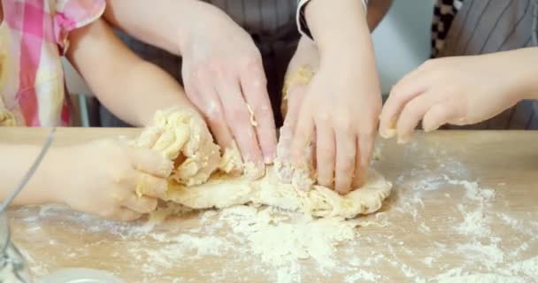 Close Mãos Femininas Infantis Amassar Massa Juntos Cozinha — Vídeo de Stock