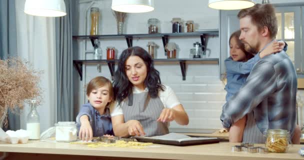 Gelukkige Familie Bereidt Zelfgemaakte Koekjes Door Een Bakplaat Leggen Twee — Stockvideo