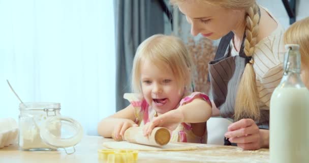 Gelukkig Familie Jong Moeder Twee Kleine Dochters Koken Zelfgemaakte Koekjes — Stockvideo