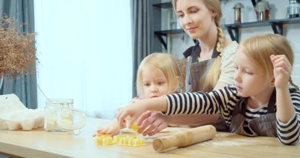 Ευτυχισμένη Οικογένεια Νεαρή Μαμά Και Δύο Κόρες Μαγειρεύουν Σπιτικά Μπισκότα — Αρχείο Βίντεο