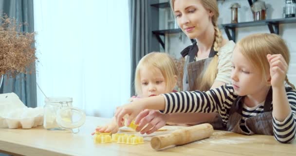 Gelukkig Familie Jong Mam Twee Kleine Dochters Koken Zelfgemaakte Koekjes — Stockvideo