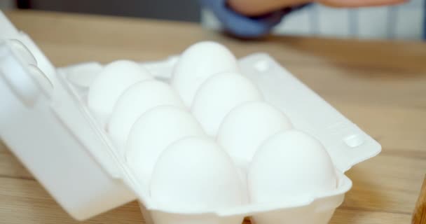 Close Ovos Galinha Embalagem Mesa Mãos Crianças Que Tomam Ovo — Vídeo de Stock