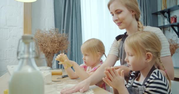 Gelukkige Familie Koken Deeg Voor Zelfgemaakte Koekjes Twee Schattige Dochters — Stockvideo