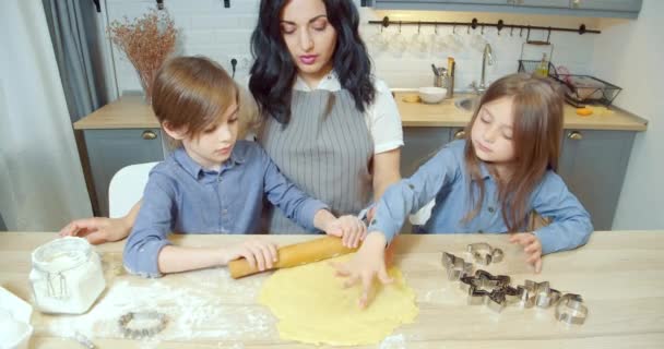Gelukkige Familie Koken Deeg Voor Zelfgemaakte Koekjes Twee Leuke Kinderen — Stockvideo