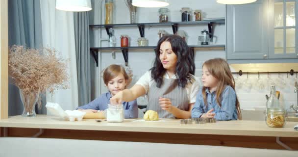 Glückliche Familie Kocht Teig Für Hausgemachte Plätzchen Zwei Süße Kinder — Stockvideo