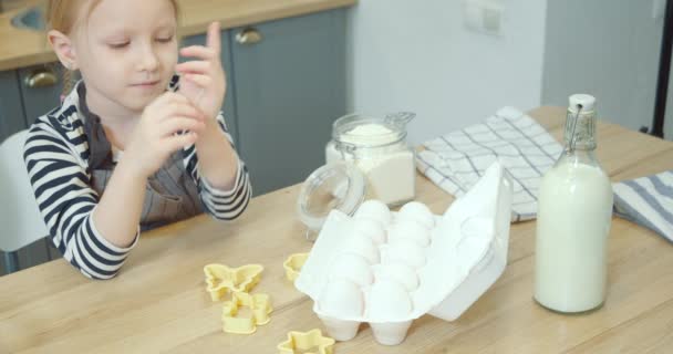 Portret Van Een Schattig Klein Meisje Nemen Eieren Uit Een — Stockvideo