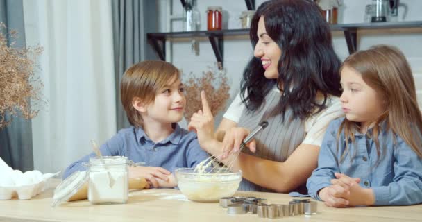 Mutlu Aile Anne Iki Çocuk Mutfakta Birlikte Yapımı Kurabiyeler Pişirirken — Stok video