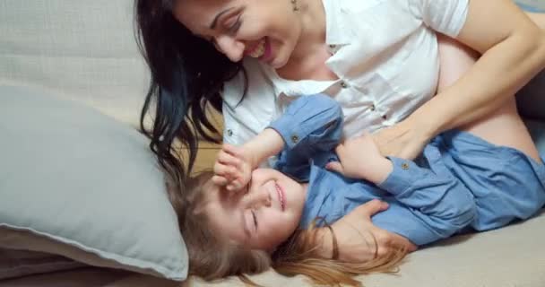 Mutlu Bir Aile Annesi Kızı Yatakta Birlikte Uzanıp Gülüyor Mutlu — Stok video