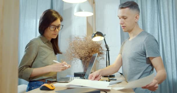 Equipo Creativo Joven Que Trabaja Una Oficina Moderna Grupo Hombres — Vídeos de Stock