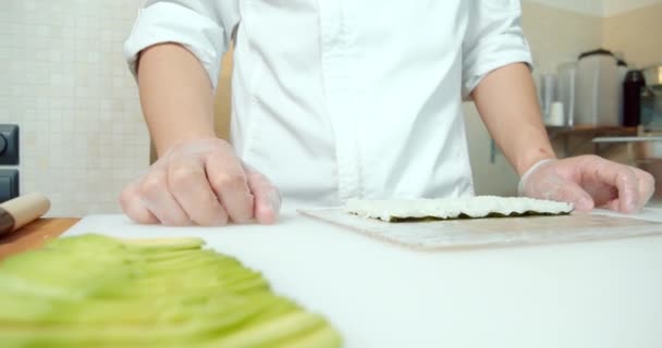 Zblízka Kuchaři Mužské Ruce Rukavicích Vaření Sushi Rolls Kuchyni — Stock video