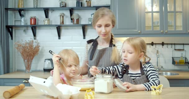 Glückliche Familie Kocht Teig Für Hausgemachte Plätzchen Zwei Süße Töchter — Stockvideo