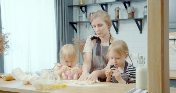 Szczęśliwa Rodzina Gotowania Ciasta Dla Domowych Ciasteczek Dwie Słodkie Córki — Wideo stockowe