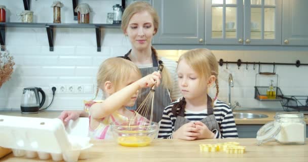 Glückliche Familie Kocht Teig Für Hausgemachte Plätzchen Zwei Süße Töchter — Stockvideo