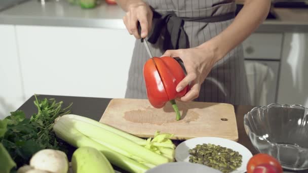 Großaufnahme Köchin Hände Paprika Für Salat Hacken Auf Einem Holzbrett — Stockvideo