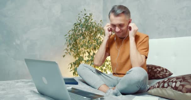 Hombre Guapo Escuchando Música Auriculares Increíblemente Sintiendo Ritmo Música Chasquear — Vídeo de stock