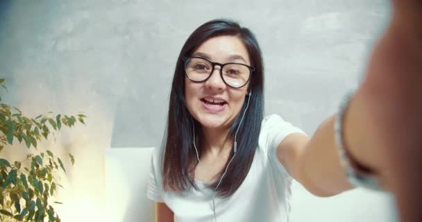 Щаслива Молода Жінка Блогер Вітає Когось Хто Показує Великий Палець — стокове відео