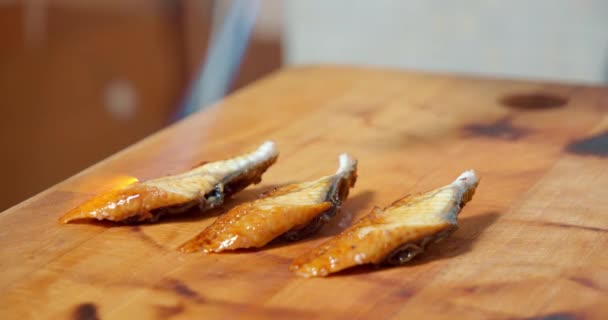 在木板上用烟熏着的火把新鲜金枪鱼片煎成片 寿司卷和生鱼片的制作过程 — 图库视频影像