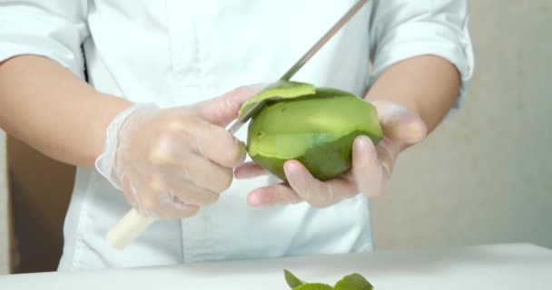 Mutfakta Bıçakla Avokadodan Soyulan Eldivenli Bir Aşçının Erkek Ellerine Yakın — Stok video