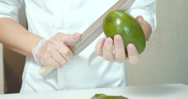 Close Mãos Masculinas Chef Luvas Cortando Frutas Maduras Abacate Com — Vídeo de Stock