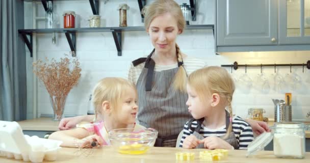 Glückliche Familie Kocht Teig Für Hausgemachte Plätzchen Zwei Süße Töchter — Stockvideo