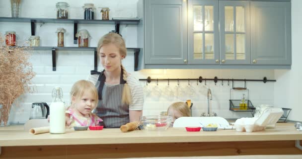Young Mother Seating Her Two Daughters Table Cooking Homemade Cookies — Stock Video