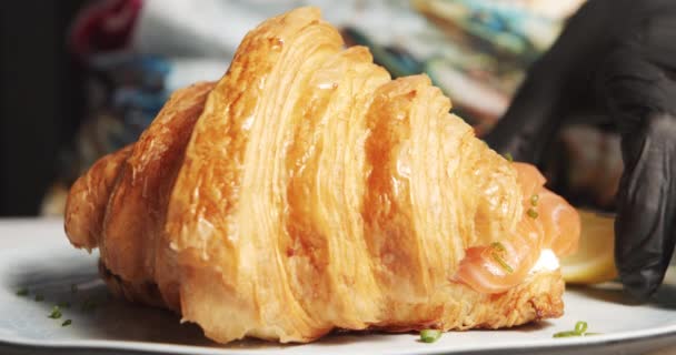 Primer Plano Manos Masculinas Chef Guantes Que Sirven Delicioso Croissant — Vídeos de Stock