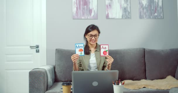 Jonge Vrouw Leraar Toont Foto Met Het Alfabet Het Leren — Stockvideo