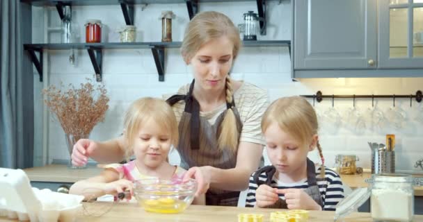 Glückliche Familie Kocht Teig Für Plätzchen Zwei Süße Töchter Helfen — Stockvideo