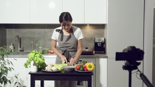 Atractiva Mujer Joven Grabando Video Sobre Alimentación Saludable Cámara Digital — Vídeos de Stock