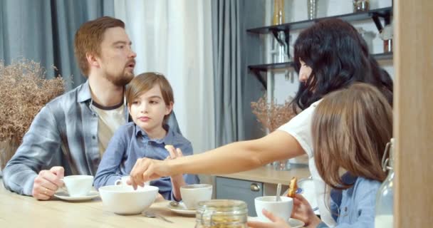Mutlu Aile Anne Baba Iki Sevimli Çocuk Birlikte Evde Mutfakta — Stok video