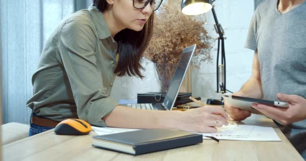 Equipo Creativo Joven Que Trabaja Una Oficina Moderna Grupo Hombres — Vídeos de Stock