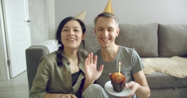 Casal Feliz Blogueiros Bonés Aniversário Gravando Vídeo Soprando Uma Vela — Vídeo de Stock