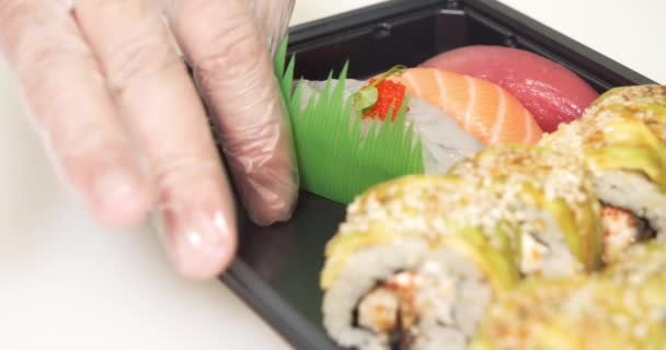 Zblízka Čerstvé Sashimi Rybami Mořskými Plody Plastové Nádobě Šéfkuchař Rukavicích — Stock video