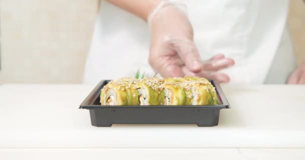 Detailní Záběr Mužských Rukou Kuchaře Rukavicích Servírujících Sushi Rohlíky Plastovém — Stock video