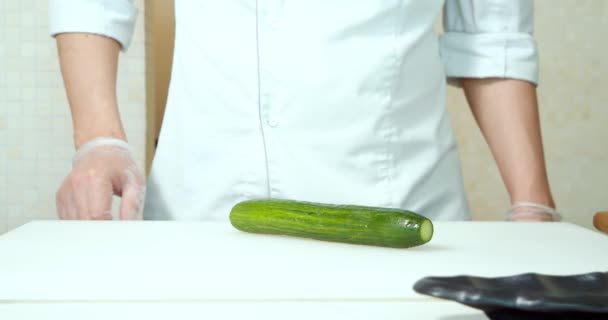 Primeros Planos Manos Masculinas Cocinero Guantes Cortando Pepino Con Cuchillo — Vídeos de Stock