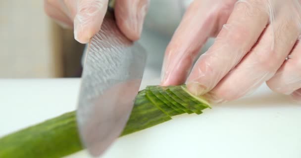 Primeros Planos Manos Masculinas Cocinero Guantes Cortando Pepino Con Cuchillo — Vídeos de Stock