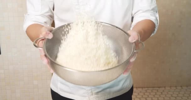 台所のふるいを使用して乾燥した白い米を混合手袋で男性の料理人の手の閉じる アジア料理のプロセス — ストック動画