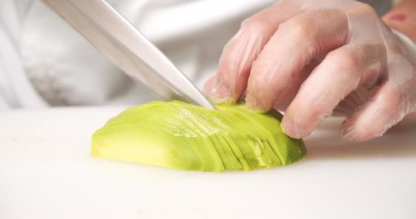 Primer Plano Manos Masculinas Cocinero Guantes Cortando Aguacate Con Cuchillo — Vídeos de Stock