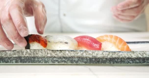 Mãos Masculinas Fechadas Cozinheiro Luvas Pondo Sashimi Com Salmão Atum — Vídeo de Stock