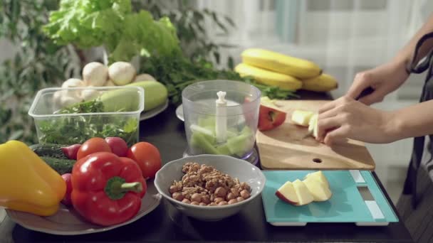 Close Tiro Mãos Femininas Cortando Frutas Pesando Balança Colocá Los — Vídeo de Stock