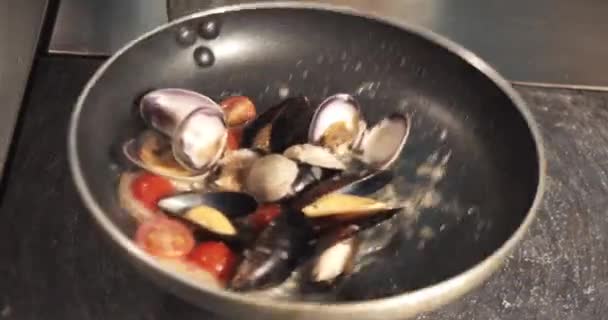 在番茄酱中用贻贝烹调意大利面食的过程 煮锅里的意大利面 — 图库视频影像