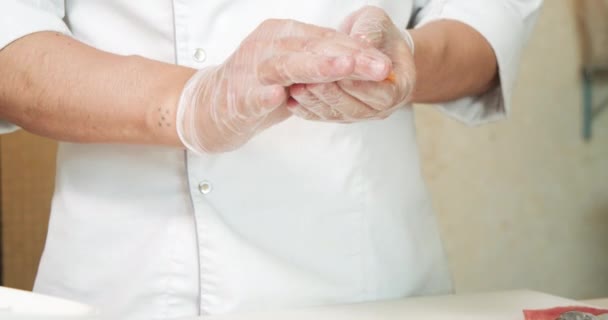 Großaufnahme Männliche Köchin Hände Handschuhen Kochen Sushi Rollen Mit Reis — Stockvideo