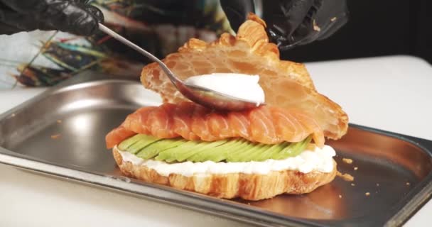 Szoros Férfi Kéz Szakács Kesztyű Főzés Egy Finom Croissant Sajt — Stock videók