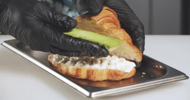 Fechar Mãos Masculinas Chef Luvas Cozinhar Delicioso Croissant Com Queijo — Vídeo de Stock