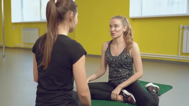 Duas Jovens Amigas Sorrindo Conversando Dando Cinco Após Treino Estúdio — Vídeo de Stock