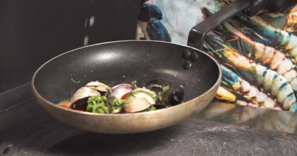 用贻贝和西红柿烹调意大利卡拉面的过程 厨师用锅里的海鲜烹调面食 — 图库视频影像