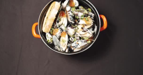 크림같은 소스에 맛있는 홍합을 캐비어와 허브를 접시에 포장한다 해산물 그릇을 — 비디오