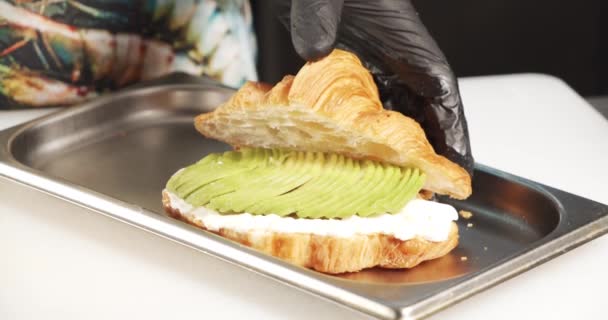 Detailní Záběr Rukou Vařících Rukavicích Vařících Lahodný Croissant Sýrem Avokádem — Stock video