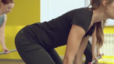 Spor salonunda pilates yapan bir grup genç kadın..